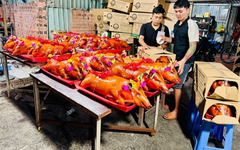 Heo quay cúng ở Dĩ An