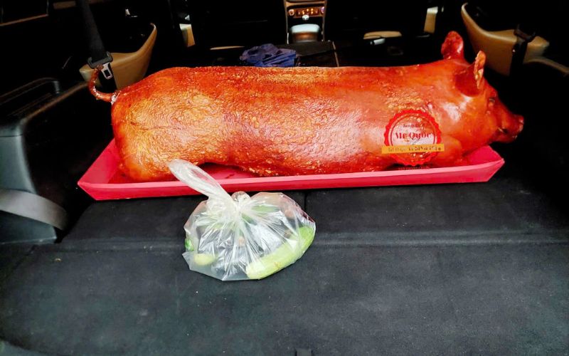 Heo quay nguyên con