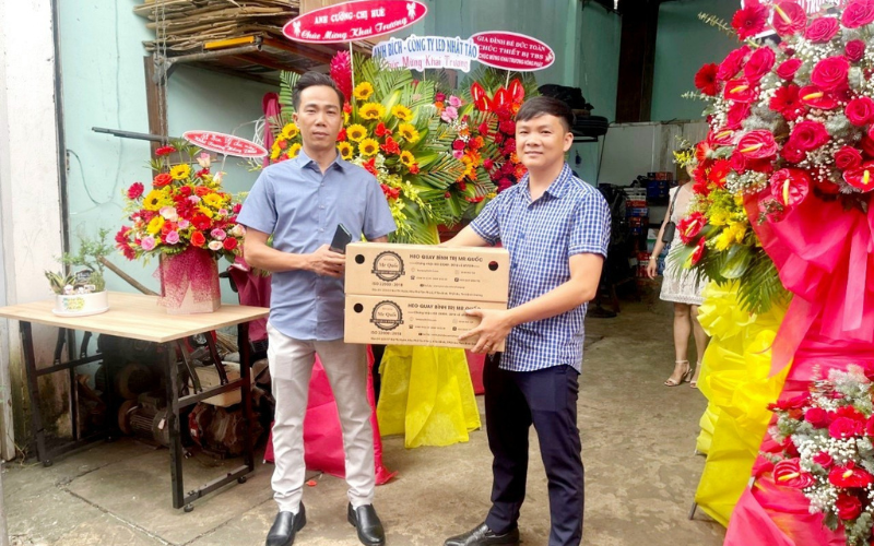 khách hàng đặt heo quay khu vực bến cát