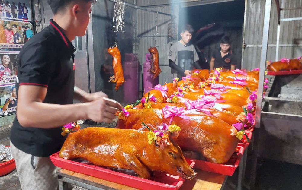 Heo quay vừa mới ra lò